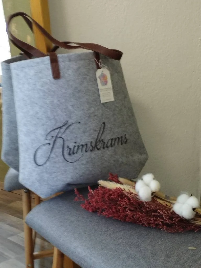 Filztasche mit Lederriemen und Aufdruck
