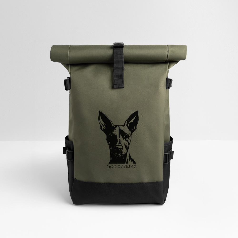 Rolltop-Rucksack mit stilisiertem Pinscher-Aufdruck und Aufschrift "Seelenhund" - Olive/Schwarz