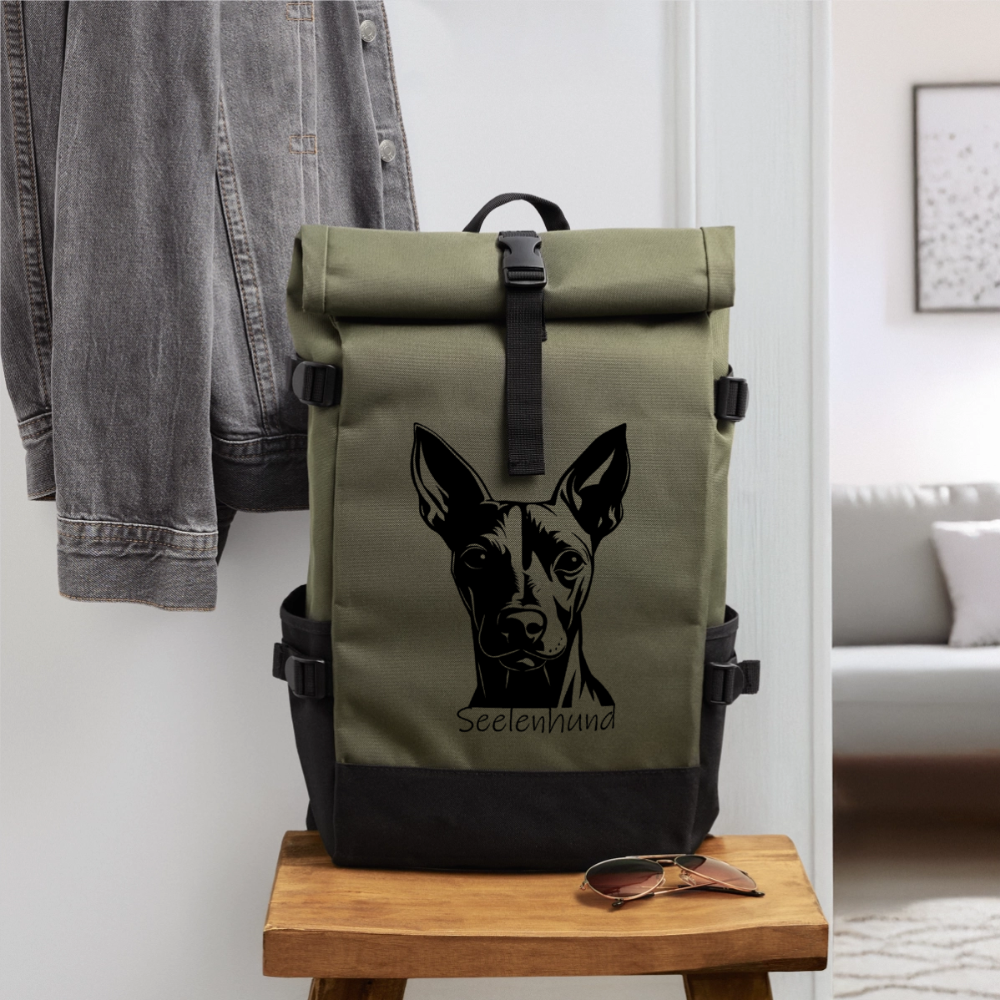 Rolltop-Rucksack mit stilisiertem Pinscher-Aufdruck und Aufschrift "Seelenhund" - Olive/Schwarz