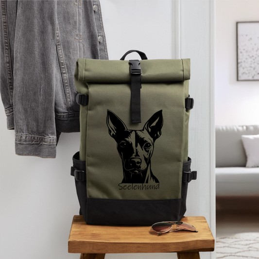 Rolltop-Rucksack mit stilisiertem Pinscher-Aufdruck und Aufschrift "Seelenhund" - Olive/Schwarz