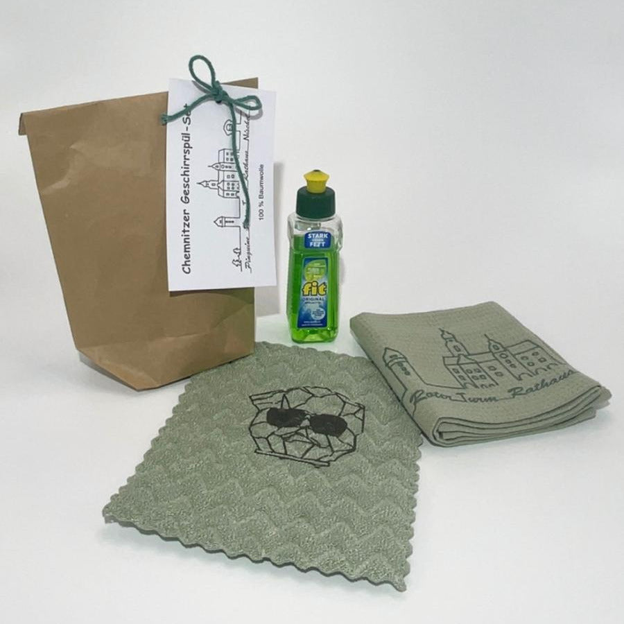 mit Geschirrtuch, Spültuch und einer kleinen Fit-Flasche