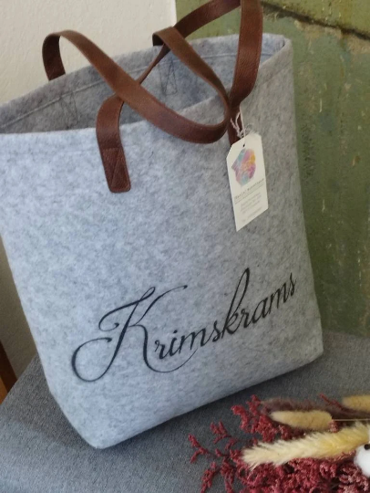 Filztasche mit Lederriemen und Aufdruck