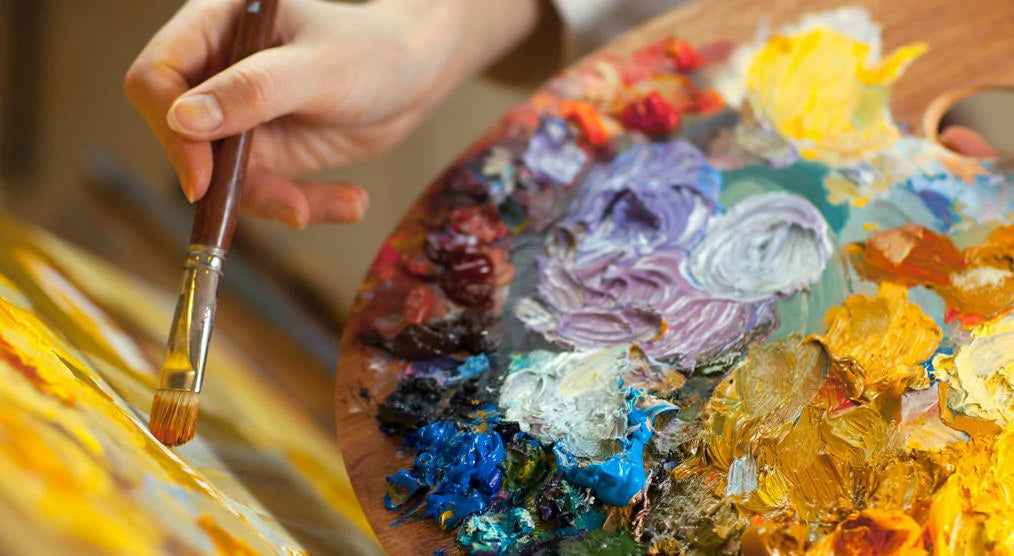 Mischpalette mit Farben und Pinsel